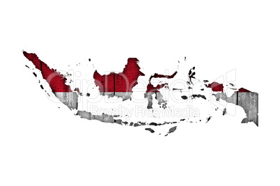 Karte und Fahne von Indonesien auf verwittertem Holz