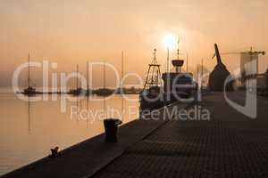 Sonnenaufgang im Stadthafen von Rostock
