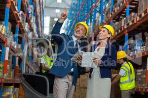 Warehouse manager and client interacting with each other