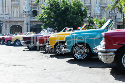 Bunte Amerikanische Oldtimer in Havanna auf Kuba