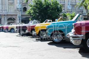 Bunte Amerikanische Oldtimer in Havanna auf Kuba