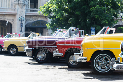 Bunte Amerikanische Oldtimer in Havanna auf Kuba