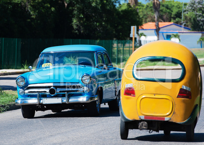 Amerikanisches Classic Auto auf Straße in Havanna Kuba