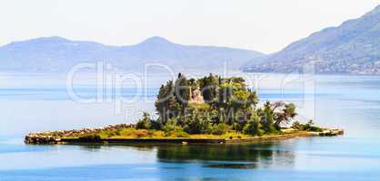 Das Blick auf eine kleine Insel in Griechenland
