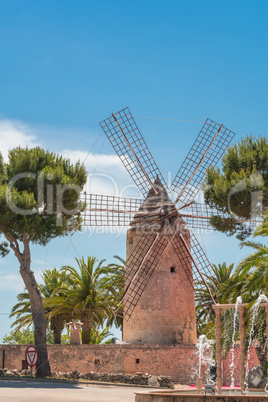 Alte Windmühle im spanischen Stil