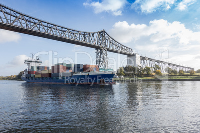 Containerschiff auf dem Nord-Ostsee-Kanal bei Rendsburg, Deutschland