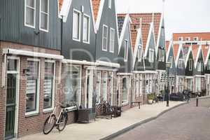 Typische Fassaden in Volendam, Niederlande