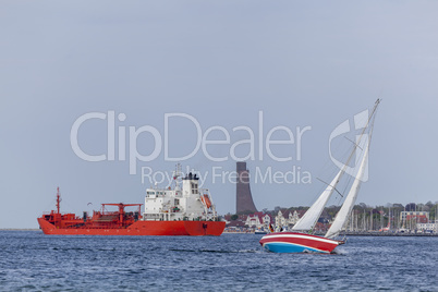Tanker und Segelboot auf der Ostsee bei Kiel, Deutschland