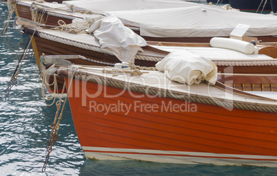 Bug von Holzbooten im Hafen von Portofino, Ligurien, Italien