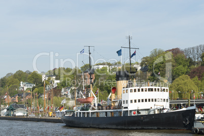 Traditioneller Eisbrecher im Hafen von Oevelgoenne, Hamburg