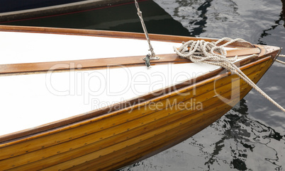 Bug eines Segelboots mit Holzrumpf
