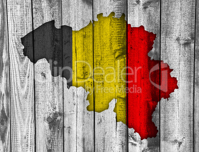 Karte und Fahne von Belgien auf verwittertem Holz