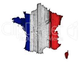 Karte und Fahne von Frankreich auf verwittertem Holz