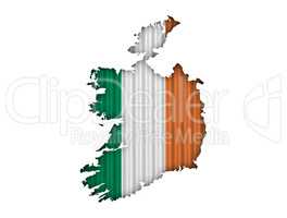 Karte und Fahne von Irland auf Wellblech