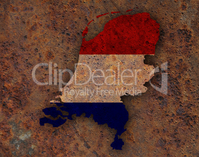 Karte und Fahne der Niederlande auf rostigem Metall