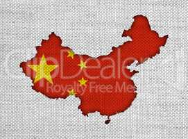 Karte und Fahne von China auf altem Leinen