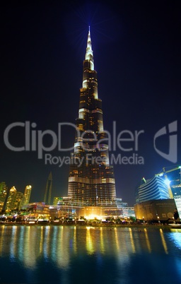 Dubai Fontains Burj Khalifa in der Nacht