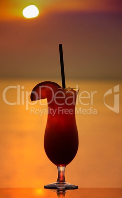 Mai Tai Cocktail im Sonnenuntergang am Meer