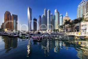 Dubai Marina mit Hochhäusern