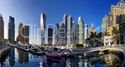 Dubai Marina mit Hochhäusern
