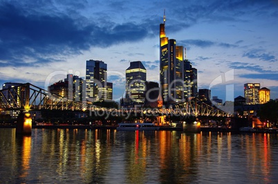 Skyline Frankfurt am Main zur blauen Stunde am Abend