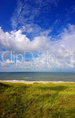 Blauer Himmel Grünen Dünen und das Meer auf Sylt in der Nordsee