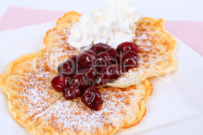 Waffeln mit Kirschen und Sahne