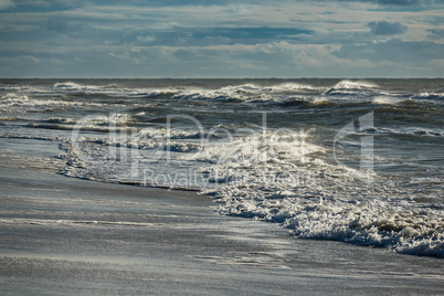 Wellen an der Nordseeküste auf der Insel Amrum