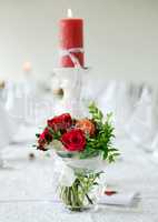 Brautstrauss und Kerze auf dem Hochzeitstisch