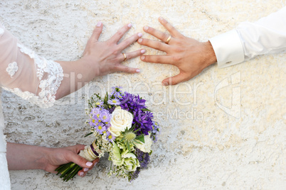 Eheringe, Brautstrauss und Hände