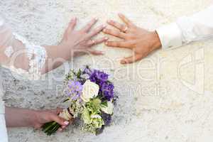 Eheringe, Brautstrauss und Hände