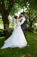 Glückliches Brautpaar umarmt sich