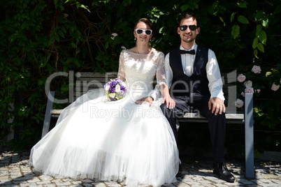 Brautpaar mit Sonnenbrille