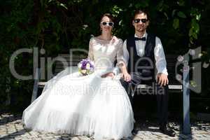 Brautpaar mit Sonnenbrille