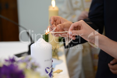 Braut und Bräutigam zünden Kerze an