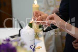 Braut und Bräutigam zünden Kerze an