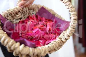 Körbchen mit Rosenblättern