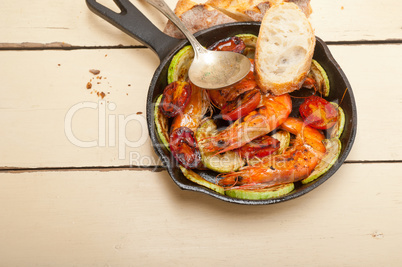 roasted shrimps with zucchini and tomatoes