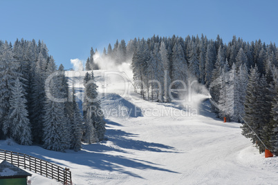 Overlapping of ski slopes with artificial snow