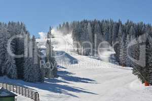 Overlapping of ski slopes with artificial snow