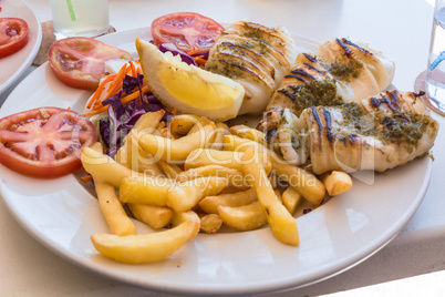 Gegrillter Tintenfisch mit Pommes frittes