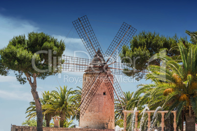 Alte Windmühle im spanischen Stil