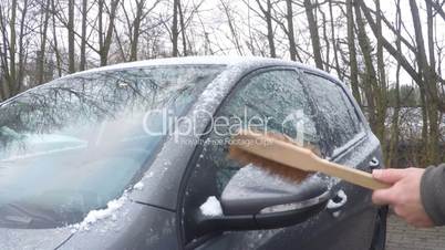 Schnee und Eis von Autoscheibe entfernen