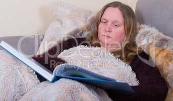 Frau ist krank und liest ein Buch