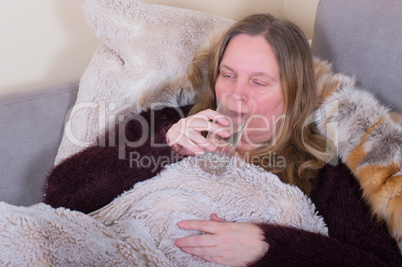 Frau ist krank und trinkt Wasser Frau ist krank und trinkt Wasser