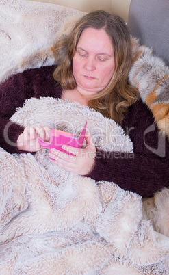 Frau ist krank und spielt mit Handy Frau ist krank und spielt mit Handy
