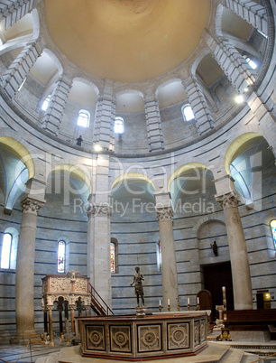 Pisa's Cathedral Square (Piazza del Duomo): Baptistry interior