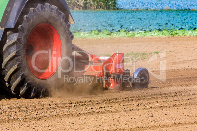 Traktor bearbeitet Boden