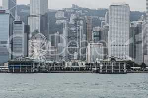 Hongkong Skyline in der Regenzeit mit Smog Wolke