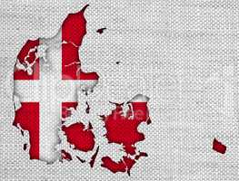 Karte und Fahne von Dänemark auf altem Leinen